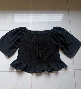 ❗ Attention Sale❗❗Chic Black crop Smocked Top