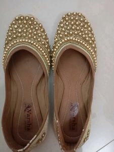 UNUSED Elegant Embellished Juttis