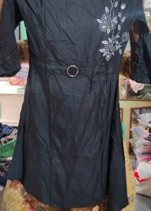 Elegant Black Kurta with Floral Embroidery