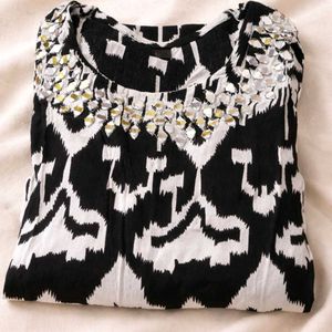 Chic Black &amp; White Ethnic Suit SetElegant three-pi