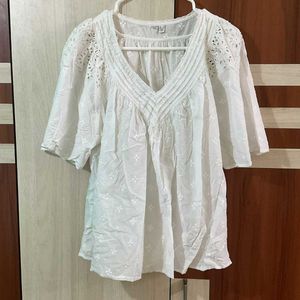Chic White Embroidered Cotton Blouse