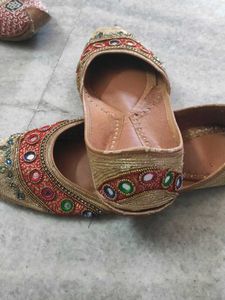 Embellished Juttis/Mojaris