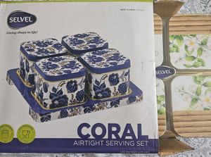 4 Airtight boxes with tray