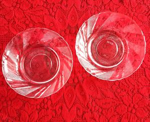 Set of 2 Clear Glass Swirl Design Saucers