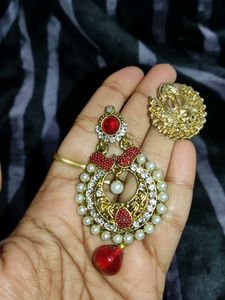 2 Pairs Of Earings