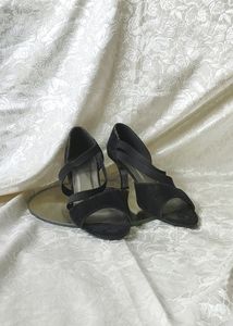 Black Strap Heels 🖤🪞