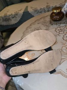 black flat heel sandals