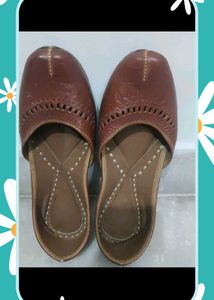 Brown Leather Juttis / Mojaris