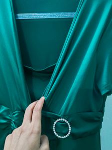 Elegant Emerald Green V-Neck Dress