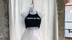 8810. Black Graphic Crop Top