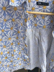 Chic Daisy Print Cropped Shirt