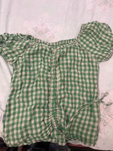 puffed sleeve top