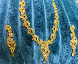 Exquisite Gold-Tone Necklace with Crystals