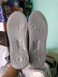 NEW NO USED SNEAKERS SHOES FOR MEN AND WOMEN.
