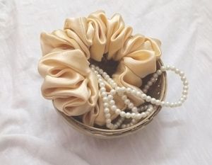 Combo Set Of 2 Scrunchies/ Hairties/Hairband 🔖(FIXED PRICE ⚠️)