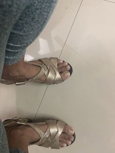 Stylish Gold Woven Sandals Eu 36