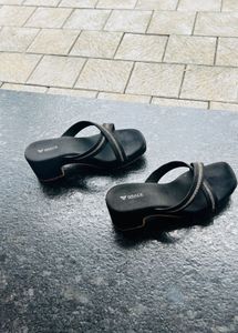 Stylish Black  Flip-Flops. heels for we