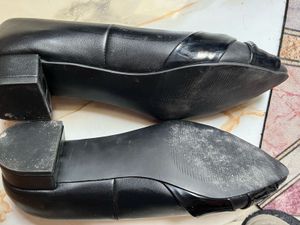 Carlton London Black Flats