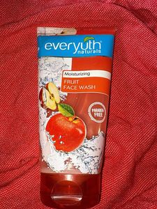 Everyuth Naturals Moisturizing Face Wash