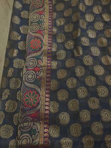 Elegant Paisley Patterned Saree