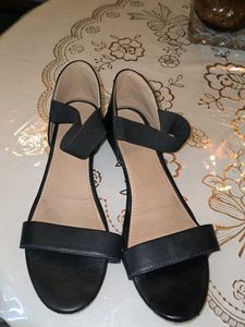 black flat heel sandals