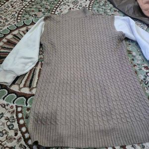 Chic Cable Knit Sweater with Contrasting Sleeves