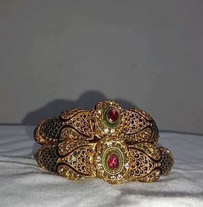 Exquisite Gold Bangle Set