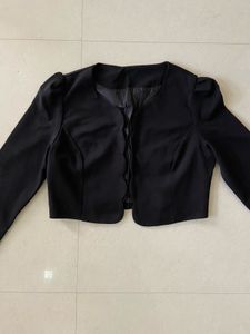Chic Black Cropped Blazer