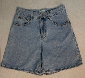 Light Wash Classic Denim Shorts 🦋