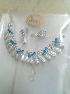 Twinkling Neck Chain With Small Earrings....