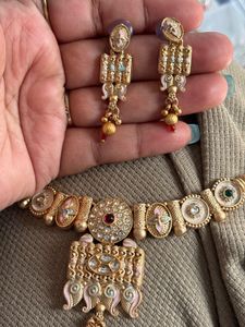 Exquisite Kundan &amp; Pearl Necklace Set