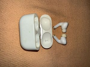 Apple AirPods Pro (Only 1 side working)