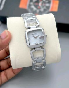 Elegant Gucci Ladies Watch