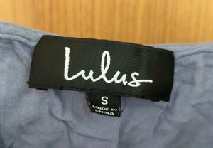 🏖️ Lulus blue tie-front crop top