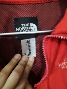The North Face Youth Jacket unisex..