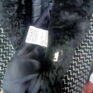Chic Textured Blazer with Fur Collar