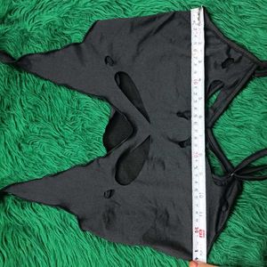 Black Cutout🫴🏻 🎁Bow Detail Crop Top