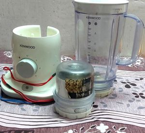 Kenwood Gringer With 2 Jars ..