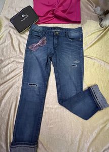 Light Stretch  Waist 33iches Mid Rise Jeans .comfortable Fabric And Fit With Back Pockets too.