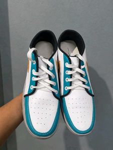 High top sneaker