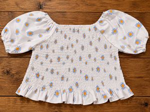 Cute Daisy Print Smocked Top
