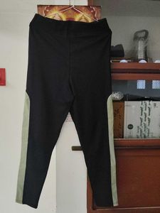 111.Black & Green gym leggings