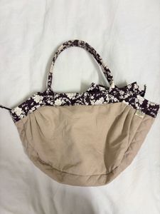 Chic Tote Bag with Floral Accent