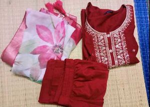 Offer 🎉🎉🎉🎉🎉🎉Elegant Red Kurta Set with Flora
