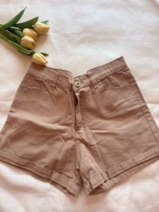 Cream Graphic oversize T-shirt and Khaki Shorts Se