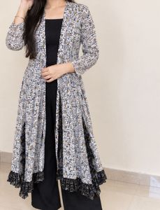 Black &amp; White Printed Long Shrug