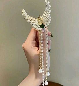Stylish Pearl Butterfly Hair Clutcher