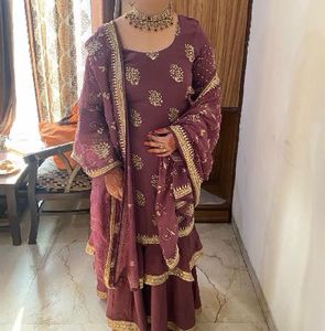 Elegant Embroidered Kurta Set L size