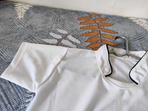 White casual tshirt