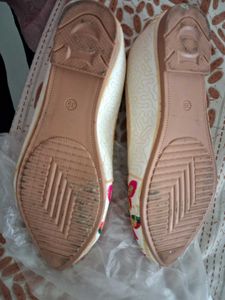 Embroidered Juttis/Mojaris